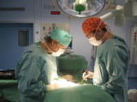 Начало операции трансплантации искусственного поясничного диска
